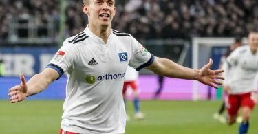 Hamburgs Anssi Suhonen feiert seinen Treffer zum 4:1-Sieg über Jahn Regensburg. Foto: Axel Heimken/dpa
