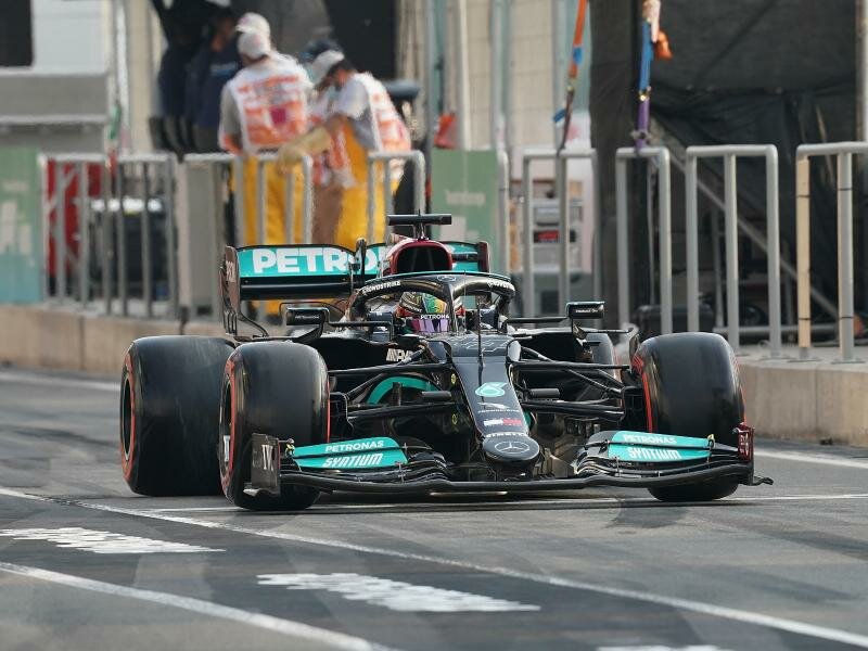 Startet in Katar von der Pole Position: Lewis Hamilton. Foto: Hasan Bratic/dpa