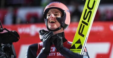 Skispringer Karl&nbsp;Geiger hat den Auftaktwettbewerb im russischen Nischni Tagil gewonnen. Foto: Tumaschow/NordicFocus/dpa