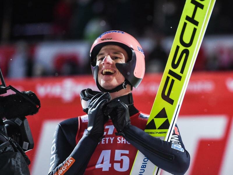 Skispringer Karl&nbsp;Geiger hat den Auftaktwettbewerb im russischen Nischni Tagil gewonnen. Foto: Tumaschow/NordicFocus/dpa