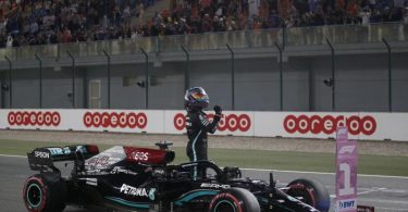 Favorit im Premierenrennen von Katar: Der Brite Lewis Hamilton von Mercedes. Foto: Hamad I Mohammed/REUTERS POOL via AP/dpa