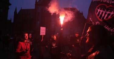 Menschen bei einer Demonstration gegen die Covid-19-Beschränkungen in Amsterdam teil. Nach den heftigen Ausschreitungen in Rotterdam haben Randalierer in verschiedenen Städten der Niederlande für Unruhen gesorgt. Foto: Peter Dejong/AP/dpa