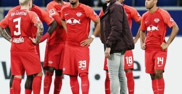 Nach der Niederlage bei der TSG 1899 Hoffenheim steht Leipzigs Trainer Jesse Marsch mit der Mannschaft auf dem Spielfeld. Foto: Uwe Anspach/dpa