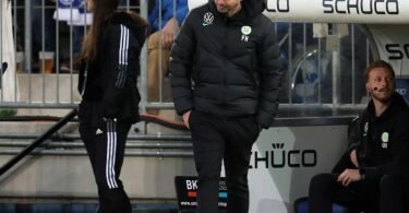 Im Spiel bei Arminia Bielefeld reagiert Wolfsburgs Trainer Florian Kohfeldt an der Seitenlinie. Foto: Friso Gentsch/dpa