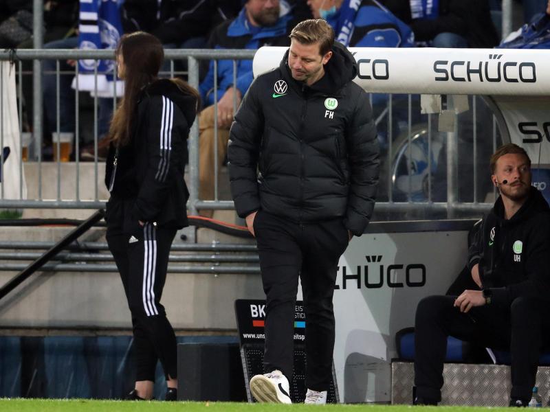Im Spiel bei Arminia Bielefeld reagiert Wolfsburgs Trainer Florian Kohfeldt an der Seitenlinie. Foto: Friso Gentsch/dpa