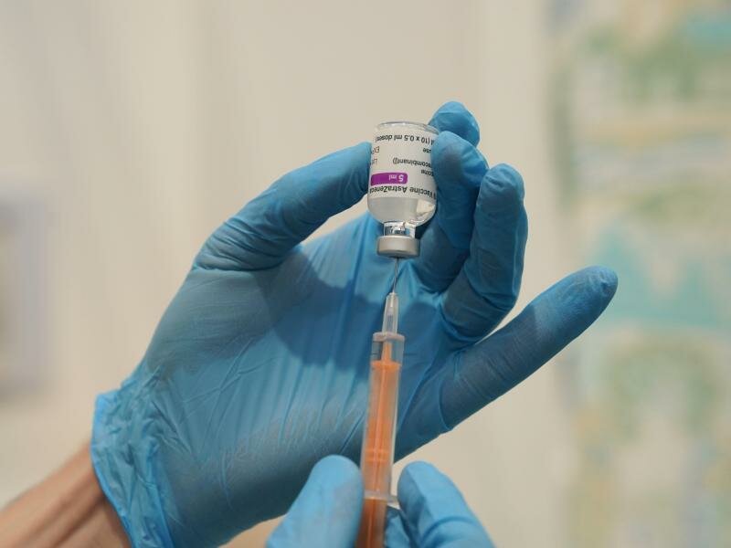 Medizinisches Personal befüllt eine Spritze mit dem Corona-Impfstoff von Oxford/Astrazeneca. Foto: Owen Humphreys/PA Wire/dpa