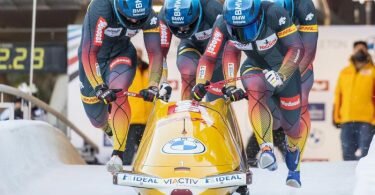 Francesco Friedrich, Thorsten Margis, Candy Bauer und Alexander Schüller beim Anlauf. Foto: Expa/Johann Groder/APA/dpa