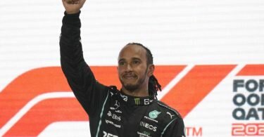 Der Brite freut sich nach dem Rennen über seinen Sieg. Foto: Darko Bandic/AP/dpa