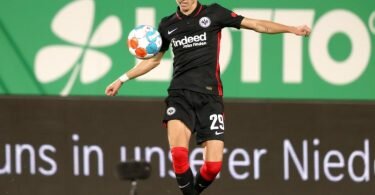 Der 21-jährige Frankfurter Jesper Lindström spielt den Ball. Foto: Daniel Karmann/dpa