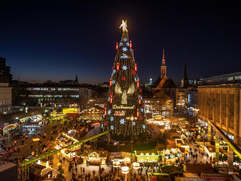 Rund 45 Meter ist der XL-Weihnachtsbaum hoch, der den Dortmunder Weihnachtsmarkt prägt. Foto: Bernd Thissen/dpa