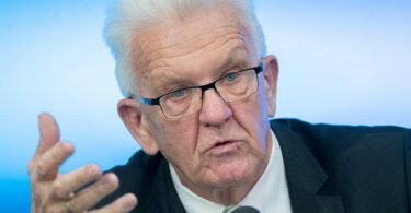 Winfried Kretschmann (Bündnis 90/Die Grünen), Ministerpräsident von Baden-Württemberg, spricht im Landtag bei einer Regierungs-Pressekonferenz. (Archivbild). Foto: Bernd Weißbrod/dpa