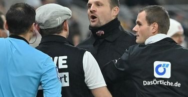 Der Mainzer Trainer Bo Svensson und Kölns Trainer Steffen Baumgart tauschen Nettigkeiten aus. Foto: Torsten Silz/dpa