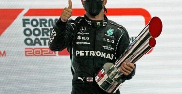Durfte sich in Katar feiern lassen: WM-Titelverteidiger Lewis Hamilton. Foto: Hasan Bratic/dpa