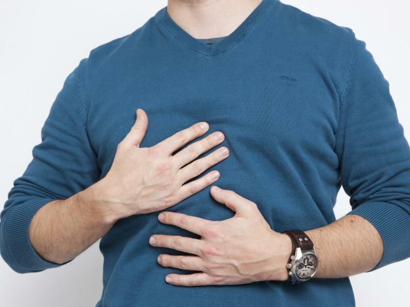 Beeinträchtigter Alltag: Häufiges und starkes Aufstoßen kann auf eine Reflux-Krankheit hindeuten. Foto: Silvia Marks/dpa-tmn
