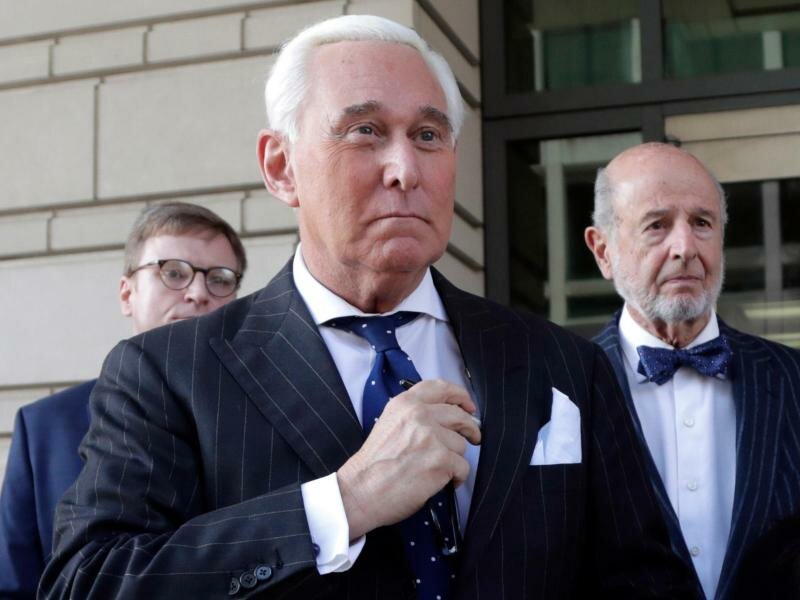 Roger Stone (M), ehemaliger Wahlkampfberater von US-Präsident Trump, verlässt das Bundesgericht. (Archivbild). Foto: Julio Cortez/AP/dpa