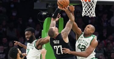 Die Houston Rockets um Daniel Theis (M.) hatten es schwer in Boston. Foto: Charles Krupa/AP/dpa
