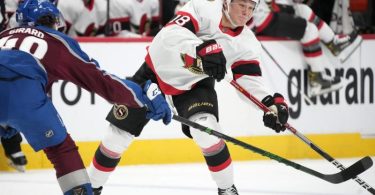 Die Ottawa Senators um Nationalspieler Tim Stützle (r) haben die erste NHL-Partie nach ihrer Corona-Zwangspause verloren. Foto: David Zalubowski/AP/dpa