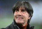 Joachim Löw spricht sich für das Impfen aus. Foto: Swen Pförtner/dpa