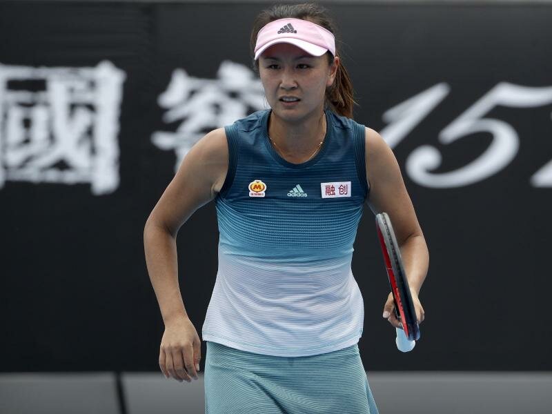 Chinas Regierung sucht ein Ende der Kontroverse um den längere Zeit verschwundenen Tennisstar Peng Shuai. Foto: Mark Schiefelbein/AP/dpa