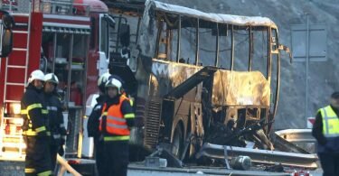Rettungskräfte der Feuerwehr an der Unfallstelle neben dem ausgebrannten Bus. Bei dem Unglück im Westen Bulgariens starben mindestens 46 Menschen. Foto: Minko Chernev/BTA Agency Bulgaria/AP/dpa