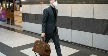 Der Dortmunder Marco Reus vor dem Abflug nach Portugal. Foto: Bernd Thissen/dpa