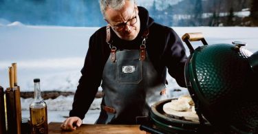 Bei Grillexperte und Kochbuchautor Tom Heinzle bleibt der Grill auch im Winter nicht kalt. Foto: Markus Gmeiner/Heel Verlag/dpa-tmn