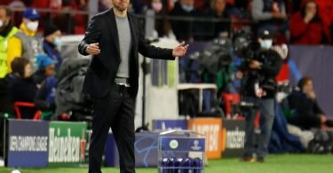 Wolfsburgs Trainer Florian Kohfeldt zuckt am Spielfeldrand mit den Schultern. Foto: Daniel Gonzalez Acuna/dpa