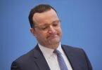 Jens Spahn (CDU), Bundesminister für Gesundheit, nimmt an einer Pressekonferenz zur Corona-Impfungen mit den Impfstoffen von Moderna und Biontech/Pfizer teil. Foto: Michael Kappeler/dpa