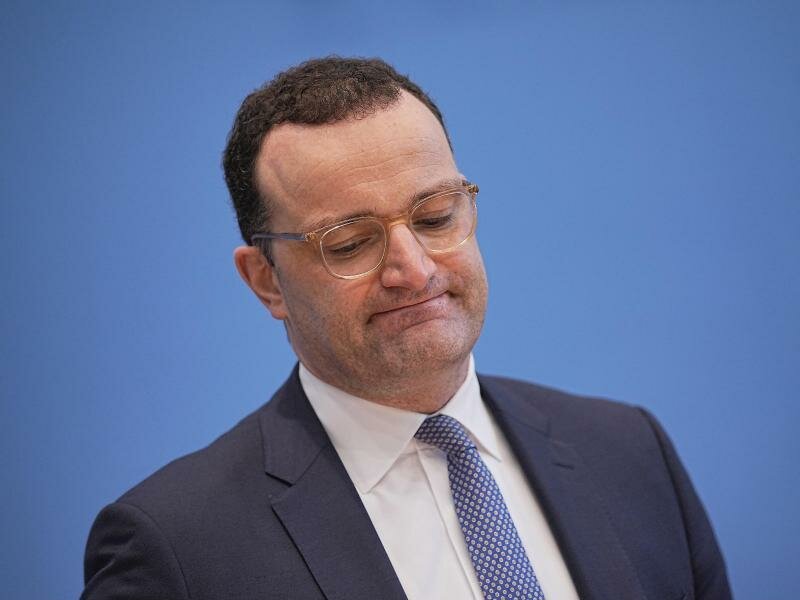 Jens Spahn (CDU), Bundesminister für Gesundheit, nimmt an einer Pressekonferenz zur Corona-Impfungen mit den Impfstoffen von Moderna und Biontech/Pfizer teil. Foto: Michael Kappeler/dpa