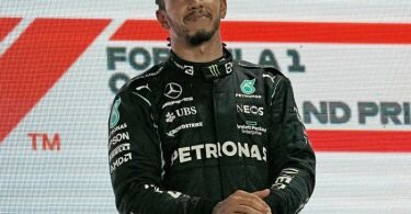 Mercedes-Pilot Lewis Hamilton ist mit seinen Leistungen zufrieden. Foto: Hasan Bratic/dpa