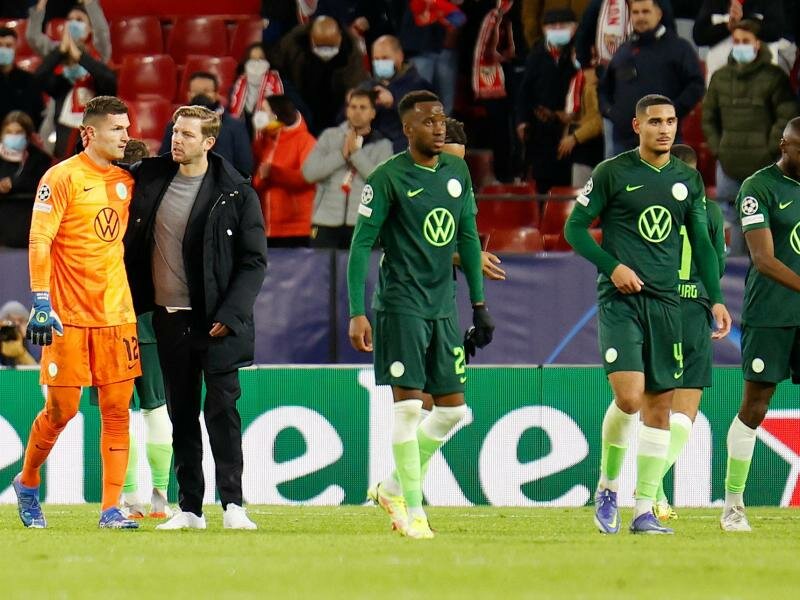 Der VfL Wolfsburg verlor erstmals unter Trainer Florian Kohfeldt (2.v.l). Foto: Daniel Gonzalez Acuna/dpa
