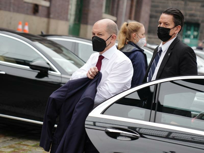 Olaf Scholz (l), SPD-Kanzlerkandidat und Bundesminister der Finanzen, kommt zur Vorstellung des Koalitionsvertrags im Westhafen an. Foto: Kay Nietfeld/dpa