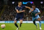 Raheem Sterling (r) von Manchester City und Achraf Hakimi von Paris Saint-Germain kämpfen um den Ballbesitz. Foto: Martin Rickett/PA Wire/dpa