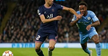 Raheem Sterling (r) von Manchester City und Achraf Hakimi von Paris Saint-Germain kämpfen um den Ballbesitz. Foto: Martin Rickett/PA Wire/dpa