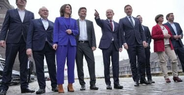 Der künftige Bundeskanzler Olaf Schulz (m.) mit Spitzenpolitikern von Grünen und der FDP. Foto: Michael Kappeler/dpa