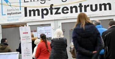 Impfwillige stehen vor dem Eingang des Impfzentrums in Rosenheim. Foto: Peter Kneffel/dpa