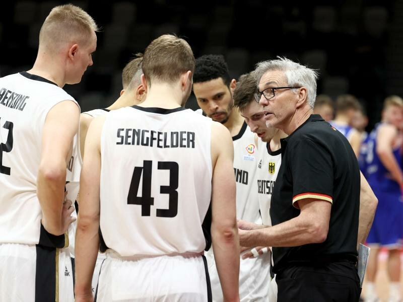 Coach Gordon Herbert (r) und die deutsche Nationalmannschaft mussten in der WM-Qualifikation einen Rückschlag hinnehmen. Foto: Daniel Karmann/dpa