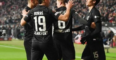 Frankfurts Daichi Kamada (r) jubelt nach seinem Tor zum 1:0 gegen Antwerpen mit Lucas Silva Melo (l-r), Filip Kostic, Rafael Santos Borré und Kristijan Jakic. Foto: Arne Dedert/dpa