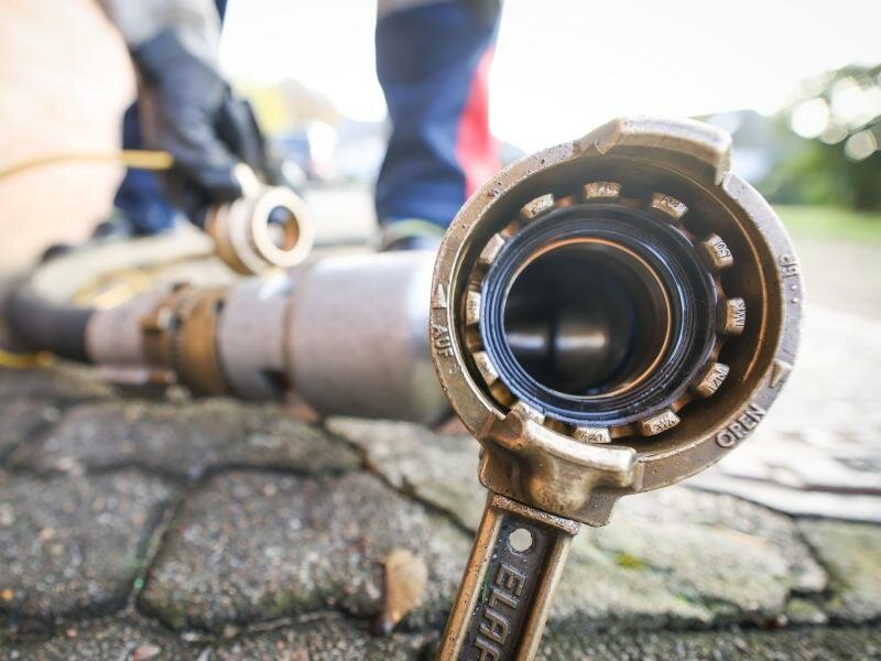 Eine Zapfpistole für die Heizöllieferung an einen Kunden in einem Einfamilienhaus: Erdöl war doppelt so teuer wie vor einem Jahr. Foto: Christian Charisius/dpa