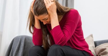 Gefühle von Hilflosigkeit und Selbstzweifel machen sich breit: Frauen reagieren auf Stress oft eher emotional. Foto: Christin Klose/dpa-tmn/Illustration