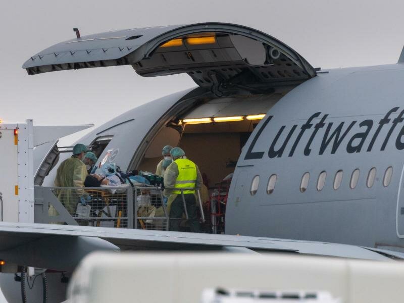 Ein Patient wird in ein Flugzeug der Bundeswehr auf dem Flughafen Memmingen gebracht. Foto: Peter Kneffel/dpa