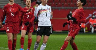 Lea Schüller (M.) jubelt nach ihrem Tor zum 2:0. Foto: Swen Pförtner/dpa