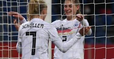 Lea Schüller (l) jubelt nach ihrem Tor zum 5:0 mit Jule Brand. Foto: Swen Pförtner/dpa