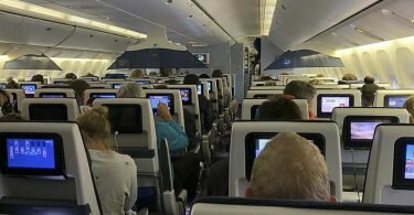 Die Passagiere der Flugzeuge aus Kapstadt mussten mehrere Stunden auf dem Rollfeld des Amsterdamer Flughafens Schipol warten, bis spezielle Tests wegen der neuen Variante durchgeführt werden konnten. Foto: -/Third Party/UGC über AP/dpa