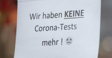 Sogar die Corona-Tests werden langsam knapp - zumindest in dieser Apotheke in Potsdam. Foto: Christophe Gateau/dpa