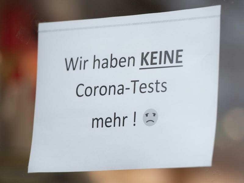Sogar die Corona-Tests werden langsam knapp - zumindest in dieser Apotheke in Potsdam. Foto: Christophe Gateau/dpa