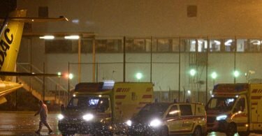 Zwei Rettungswagen mit Corona-Patienten, die nach Bremen ausgeflogen werden, stehen in der Nacht auf dem Flufhafen Dresden International. Foto: Robert Michael/dpa-Zentralbild/dpa