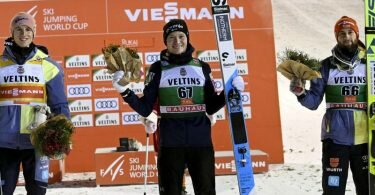 Karl Geiger (l) und Markus Eisenbichler (r) springen auf das Podest. Foto: Heikki Saukkomaa/Lehtikuva/dpa