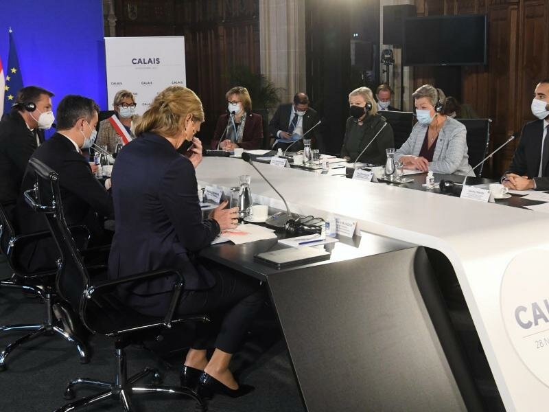 Teilnehmer bei dem Krisentreffen in Calais. Foto: Francois Lo Presti/POOL AFP/AP/dpa