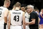Trainer Gordie Herbert (r) aus Deutschland gibt Anweisungen an seine Spieler. Foto: Daniel Karmann/dpa/Archivbild